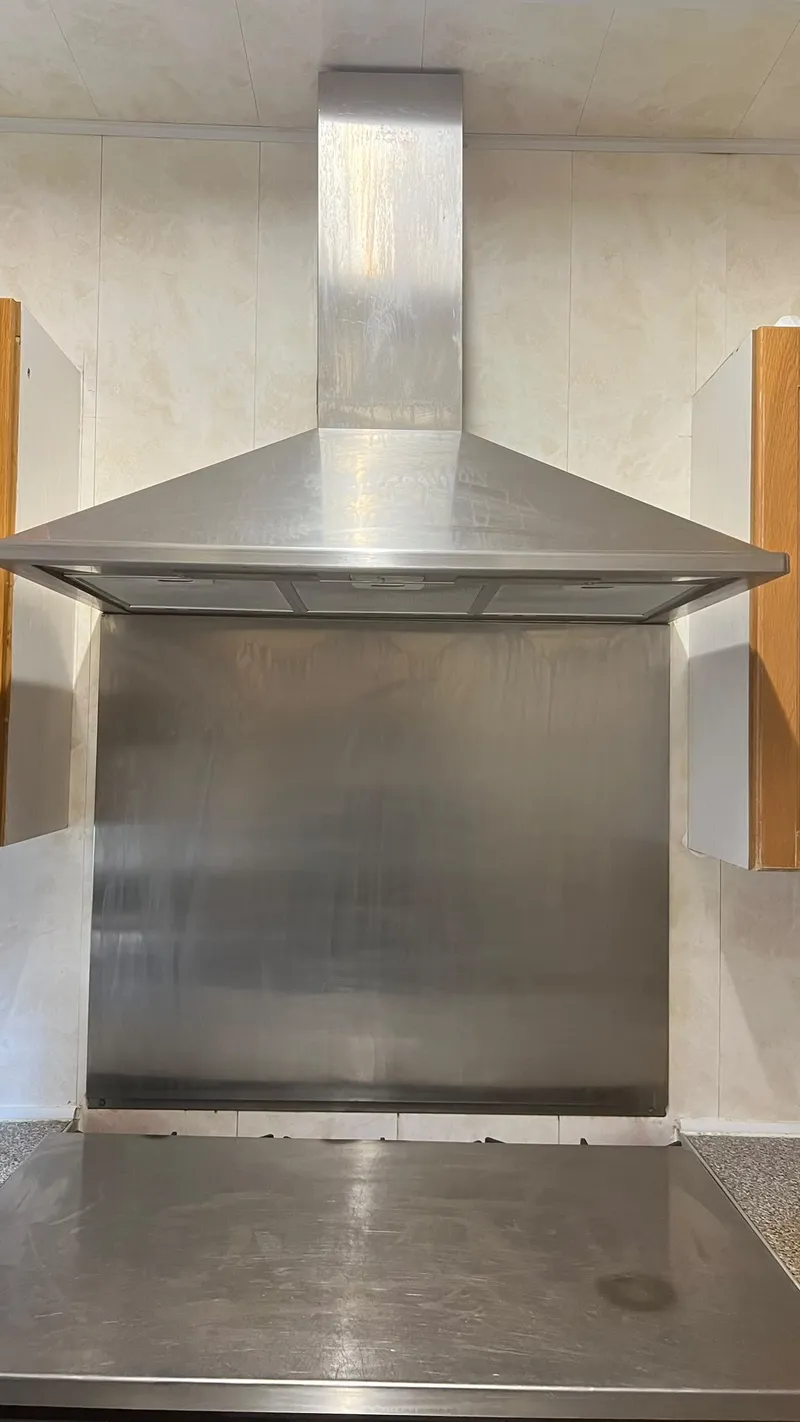 Chimney extractor hood and splashback after cleaning