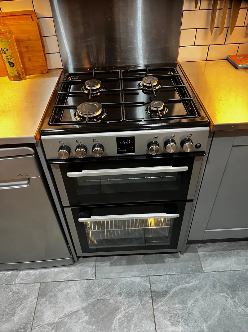 Gas cooker with a double oven, cleaned